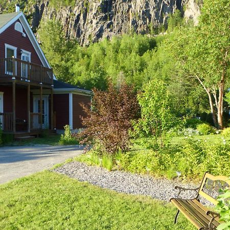 B&B Les Deux Pignons Petit-Saguenay Bagian luar foto