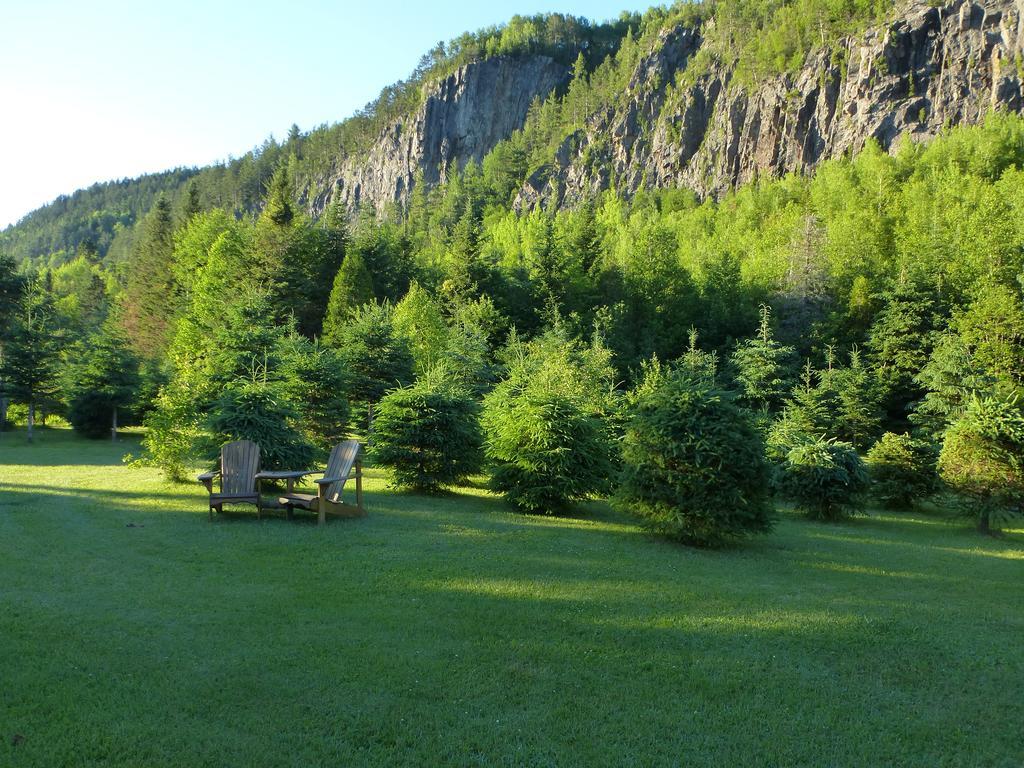B&B Les Deux Pignons Petit-Saguenay Bagian luar foto