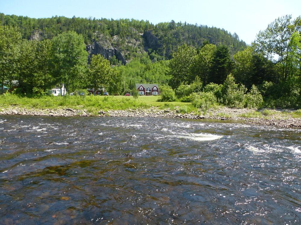 B&B Les Deux Pignons Petit-Saguenay Bagian luar foto