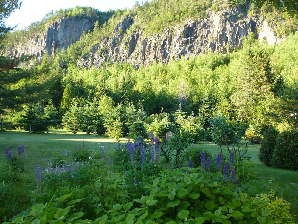 B&B Les Deux Pignons Petit-Saguenay Bagian luar foto