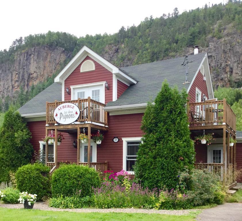 B&B Les Deux Pignons Petit-Saguenay Bagian luar foto
