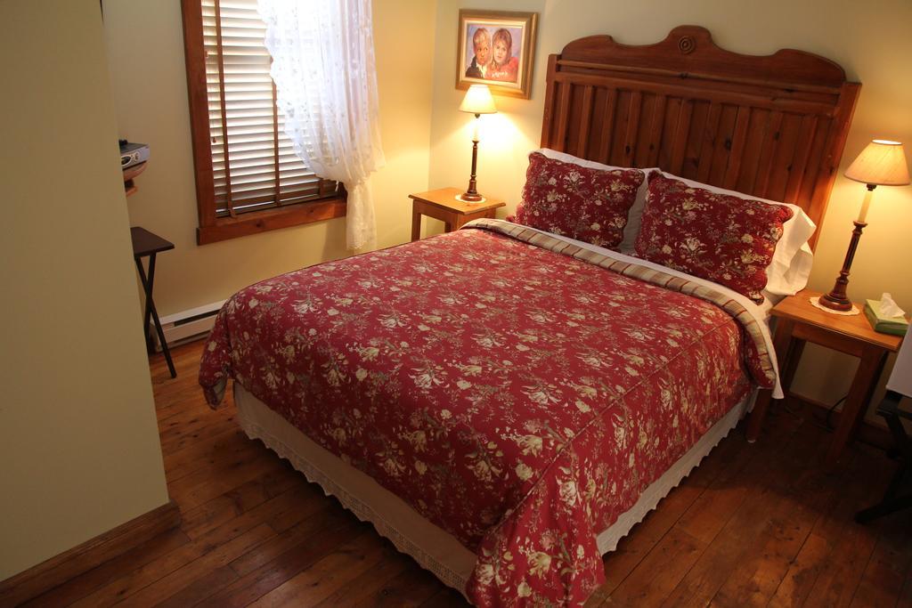 B&B Les Deux Pignons Petit-Saguenay Bagian luar foto
