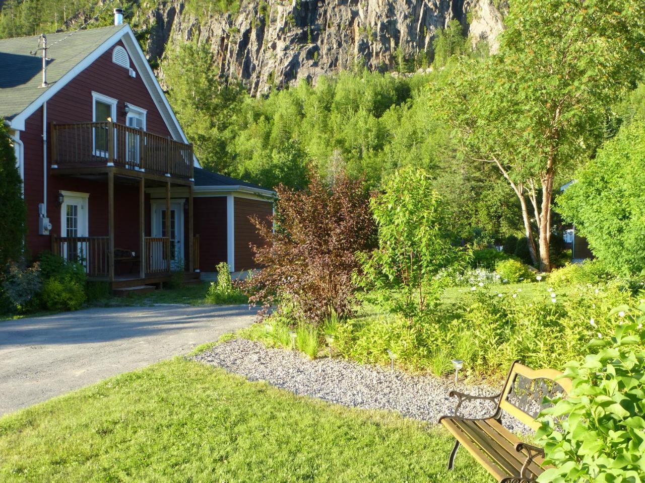 B&B Les Deux Pignons Petit-Saguenay Bagian luar foto